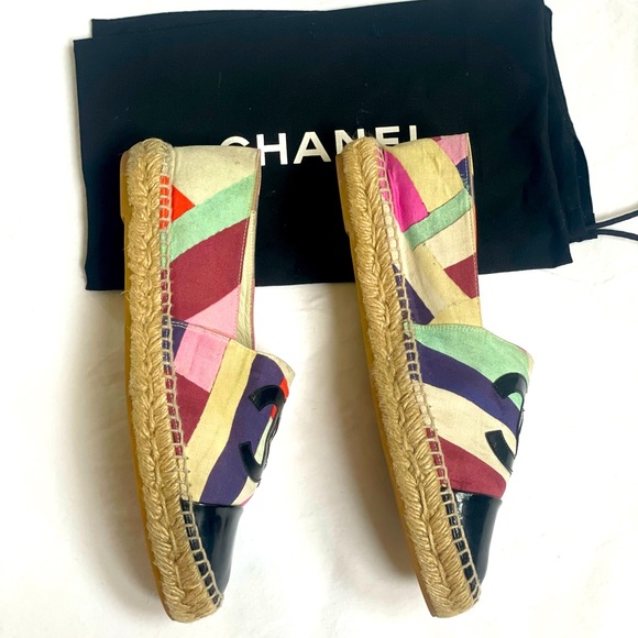 CHANEL ESPADRILLES - LIMITED EDITION HAND PAINTED CANVAS - SIZE 40 - Picture 3 of 6